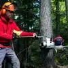Kannettava polttomoottorivinssi Portable Winch PCW4500 kiinnitettynä puuhun.