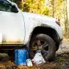 Kannettava polttomoottorivinssi Portable Winch PCW5000 metsätiellä.