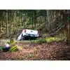 Kannettava polttomoottorivinssi Portable Winch PCW5000 vetää auton ojasta.