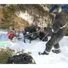 Kannettava polttomoottorivinssi Portable Winch PCW3000 hinaa mönkijää.
